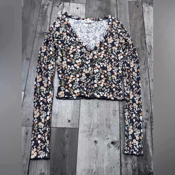 Billabong Tops - Billabong Black Floral Ribbed Button-Front Long Sleeve Crop Top XS